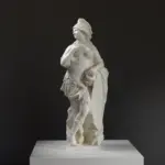 Skulptur von V Gverriera, die die Göttin Minerva darstellt.