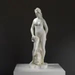 Skulptur der Venus in eleganter Pose mit Draperie.