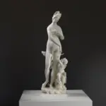 Replik der Skulptur von Venus und Amor, die die Göttin der Liebe und ihren Sohn darstellt.