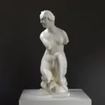 Replik der hockenden Venus im Giusti-Palastgarten in Verona, elegant und detailreich.