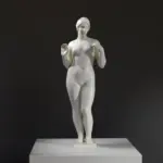 Skulptur von Venus mit einer Halskette im Jardin des Tuileries, Paris.