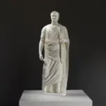 Votivstatue eines ptolemäischen Herrschers aus hochwertigem Harz mit Marmor- und Bronze-Patina-Effekt.