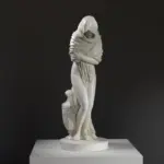 Skulptur einer nackten Frau, die sich in ein Tuch hüllt, inspiriert von Jean-Antoine Houdon.