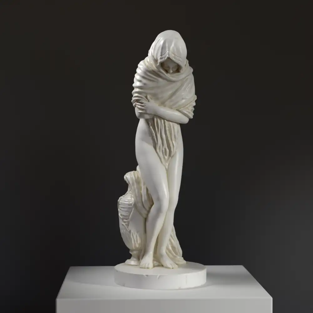 Skulptur einer nackten Frau, die sich in ein Tuch hüllt, inspiriert von Jean-Antoine Houdon.