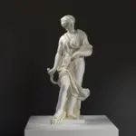 Replik einer Skulptur einer Frau mit Sense und Weizen.