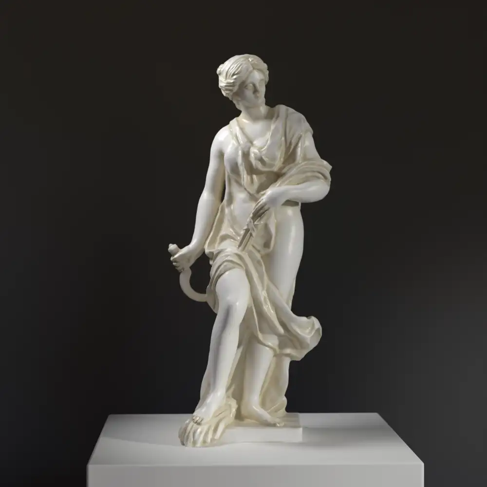 Replik einer Skulptur einer Frau mit Sense und Weizen.