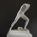 Skulptur des verwundeten Niobiden aus hochwertigem Harz mit Patina-Effekt.