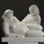 Skulptur junger Mädchen, die zwei weibliche Figuren zeigt, die sich umarmen.
