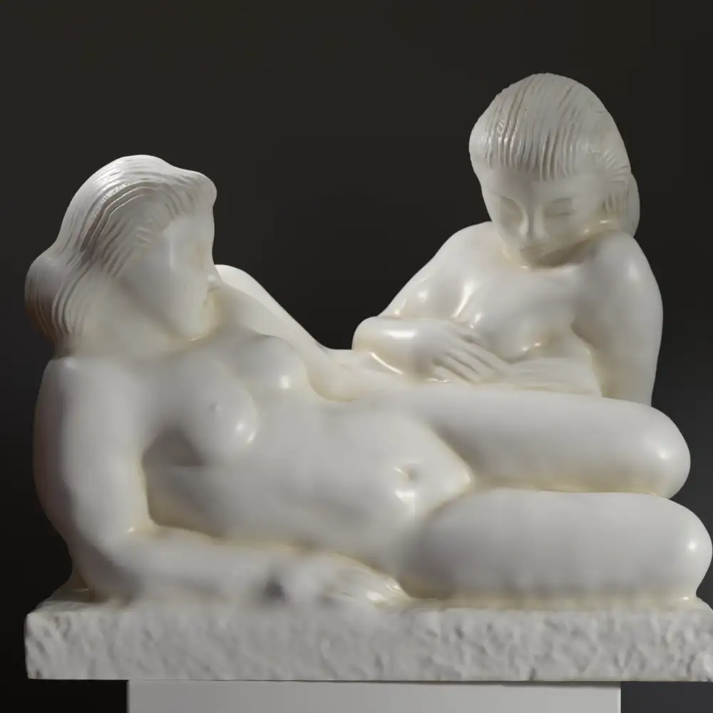 Skulptur junger Mädchen, die zwei weibliche Figuren zeigt, die sich umarmen.