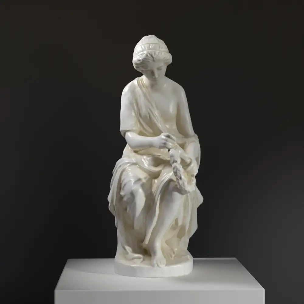Replik der Skulptur der jungen Maid, die eine Girlande fädelt, von Giuseppe Ferdinando Lazzerini.