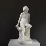 Skulptur einer jungen Nymphe, die ins Wasser tritt, aus hochwertigem Harz mit Marmor- und Bronze-Patina.