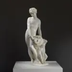 Replik der Skulptur des jungen Flussgottes mit drei Kindern im Louvre Paris.