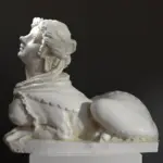 Weibliche Sphinx geschmückt mit Juwelen, eine klassische Skulptur.