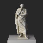 Skulptur von Publius Ovidius in nachdenklicher Pose.
