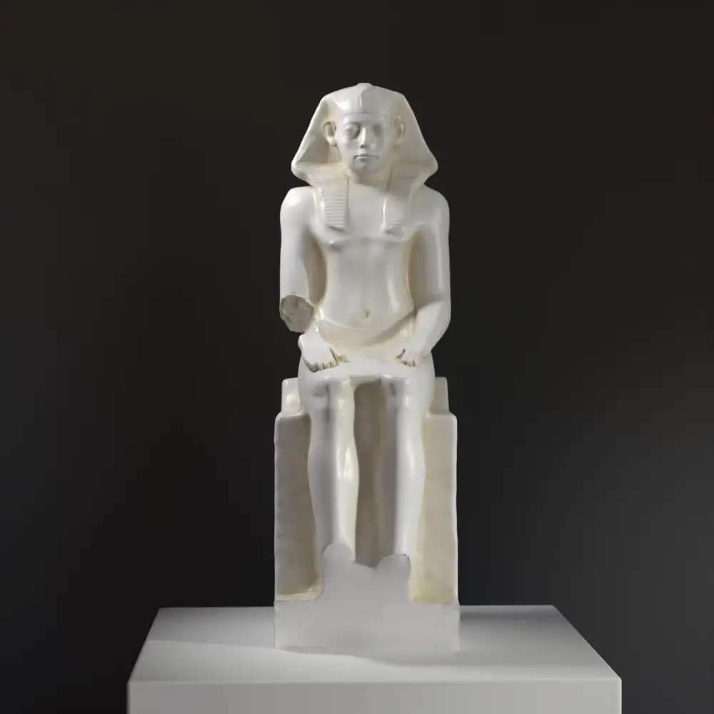 Skulptur des Pharaos Amenemhat III in detailreicher Ausführung.