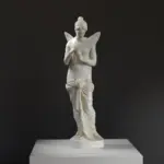 Skulptur von Psyche mit zarten Flügeln und ausdrucksvoller Pose.