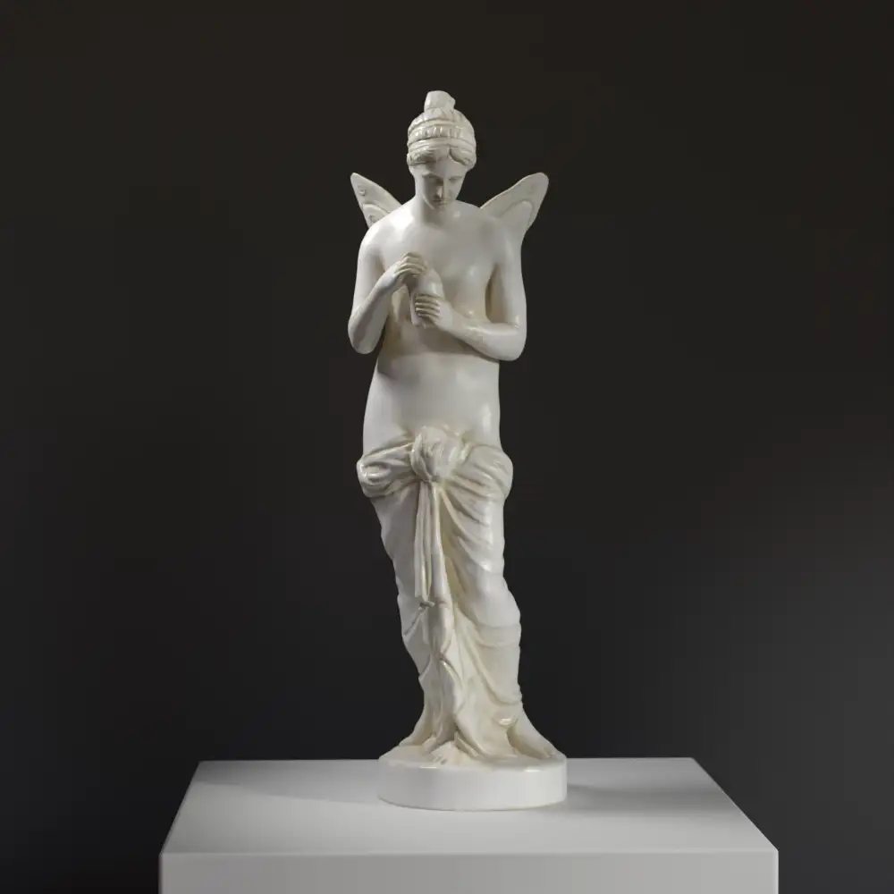 Skulptur von Psyche mit zarten Flügeln und ausdrucksvoller Pose.