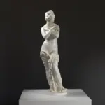 Skulptur von Psyche im Louvre Paris, detailreiche Replik aus Harz mit Patina-Effekt.