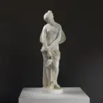 Replik der Skulptur von Psyche am Brunnen, die Psyche in einem entscheidenden Moment darstellt.