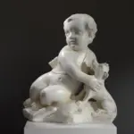 Skulptur des Putto, allegorisch für den Krieg, aus hochwertigem Harz mit Marmor- und Bronze-Patina.