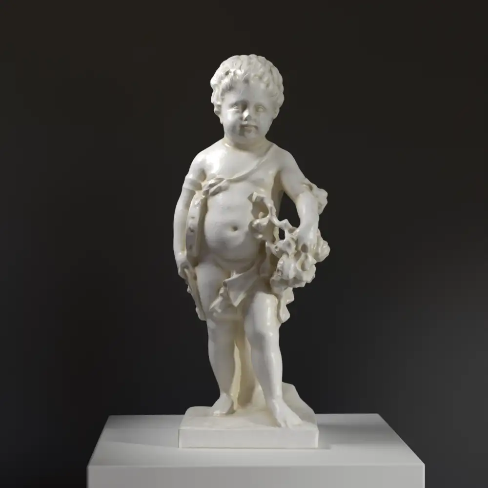 Skulptur des Putto mit Trommelmaske und Blumenkranz aus hochwertigem Harz.
