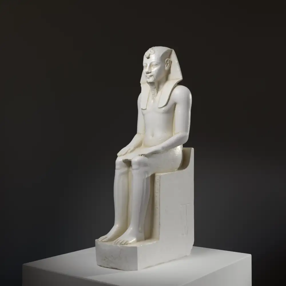 Replik der Statue von Amenhotep III, die die Eleganz der altägyptischen Kunst zeigt.