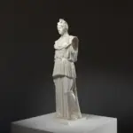 Replik der Athena Parthenos im Louvre Paris, detailreiche Darstellung mit Aigis und drapierten Gewändern.