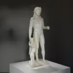 Skulptur von Apollo im Royal Ontario Museum, detailreiche Darstellung des griechischen Gottes.