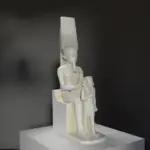 Statue von Amun und Horemheb, die die majestätische Darstellung der ägyptischen Gottheit und eines Pharaos zeigt.