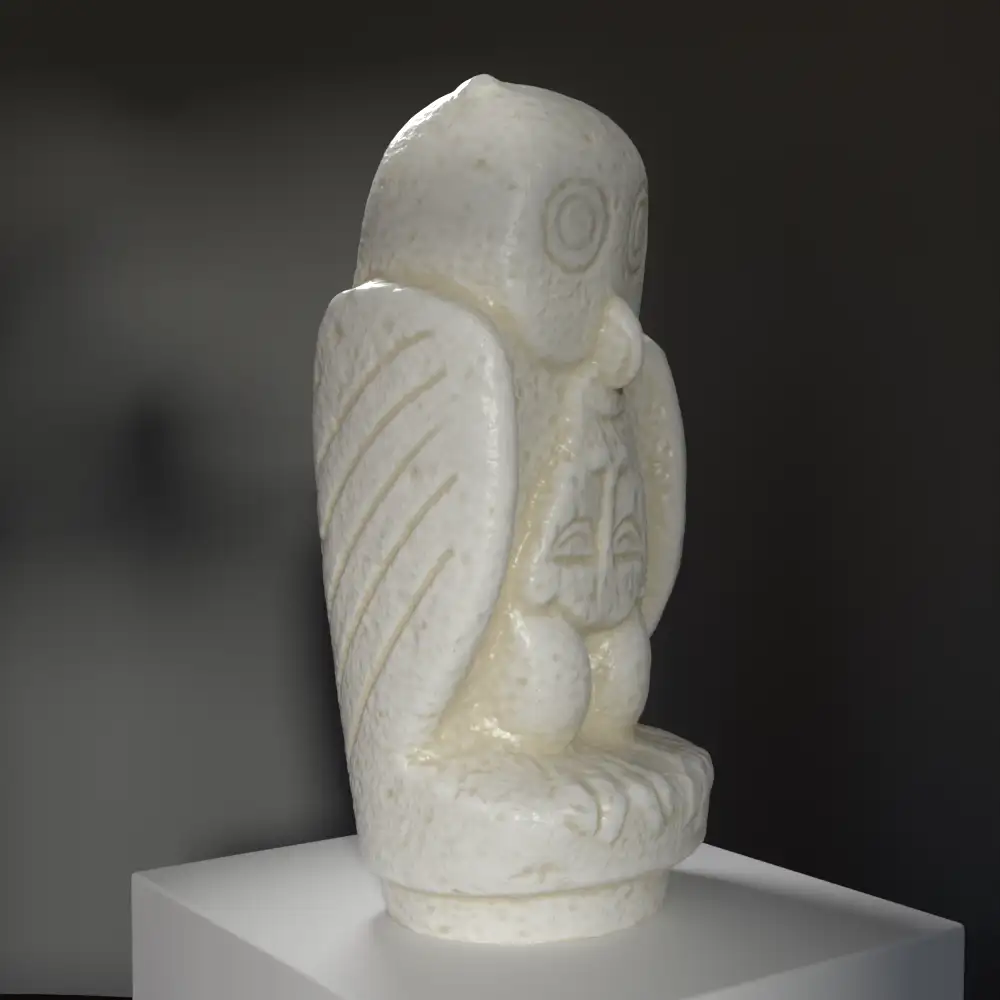 Statue einer Eule aus Stein mit elegant gefalteten Flügeln.