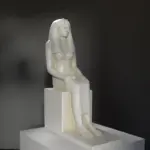 Statue von Lady Sennuwy, die eine elegante Frau in traditioneller Kleidung darstellt.