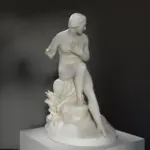 Skulptur von Susanna, die in ihrem Bad überrascht wird, aus hochwertigem Harz mit Patina.