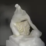Skulptur des Gräbers aus hochwertigem Harz mit Patina-Effekt.