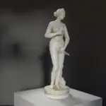 Skulptur der Venus Cesarini mit Delphin, eine Replik klassischer Kunst.
