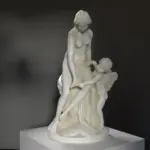 Skulptur von Venus, die Cupid das Bogenschießen lehrt, aus hochwertigem Harz.