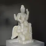Skulptur von Vishnu Garudasana mit Garuda, dem traditionellen Reittier.