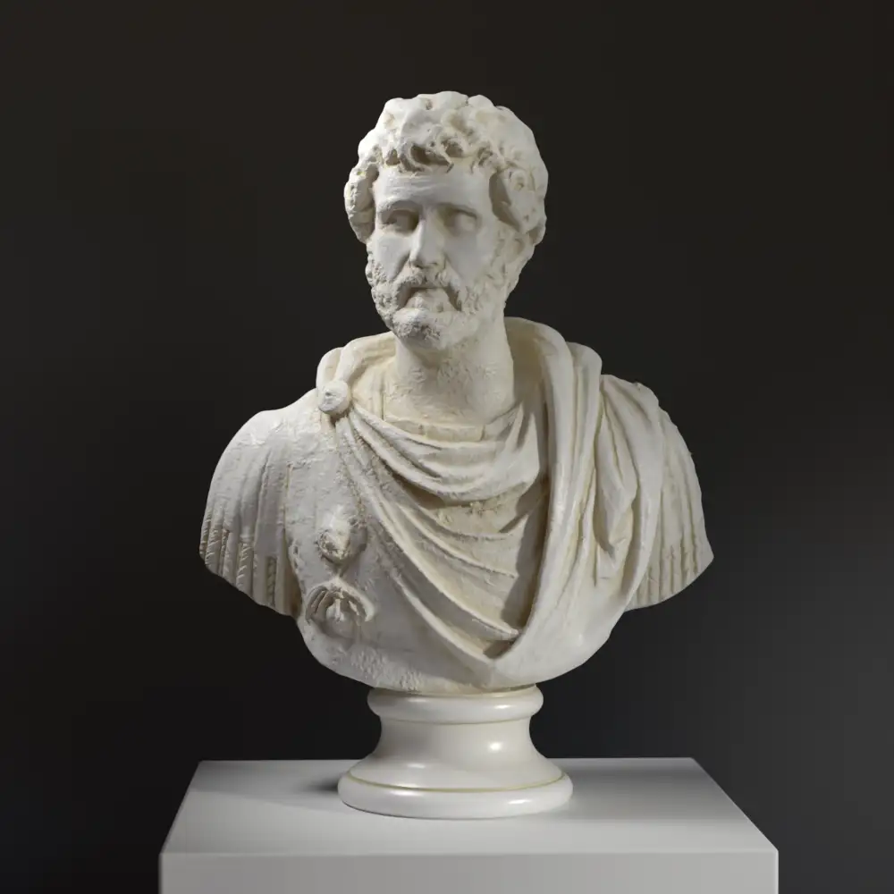 Detailreiche Büste von Antoninus Pius auf einer modernen Büste.