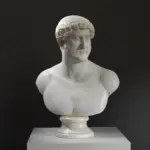 Büste des Kaisers Hadrian in heroischer Nacktheit, gefertigt aus hochwertigem Harz.