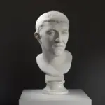 Detailansicht der Büste des sogenannten Porträts von Corbulo, die die Merkmale der klassischen Antike zeigt.