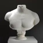 Büste eines jungen Mannes aus hochwertigem Harz mit Patina.