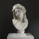 Büste von Der Schmerz im Louvre Paris, eine Replik des Marmorkunstwerks von Étienne-Pierre-Adrien Gois.