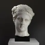 Büste eines römischen Marmorkopfes eines Satyrs, detailreich und kunstvoll gestaltet.