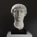 Büste von Antonia Minor, detailreiche Replik aus hochwertigem Harz mit Marmor- und Bronze-Effekt.