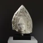 Replik der Skulptur des göttlichen männlichen Dikpala, gefertigt aus Harz mit Marmor- und Bronze-Patina.