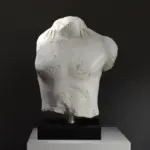 Skulptur des Fragmentes eines Kouros-Oberkörpers aus hochwertigem Harz mit Marmor- und Bronze-Patina.