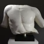 Skulptur des fragmentarischen Marmortorsos eines Mannes aus hochwertigem Harz.