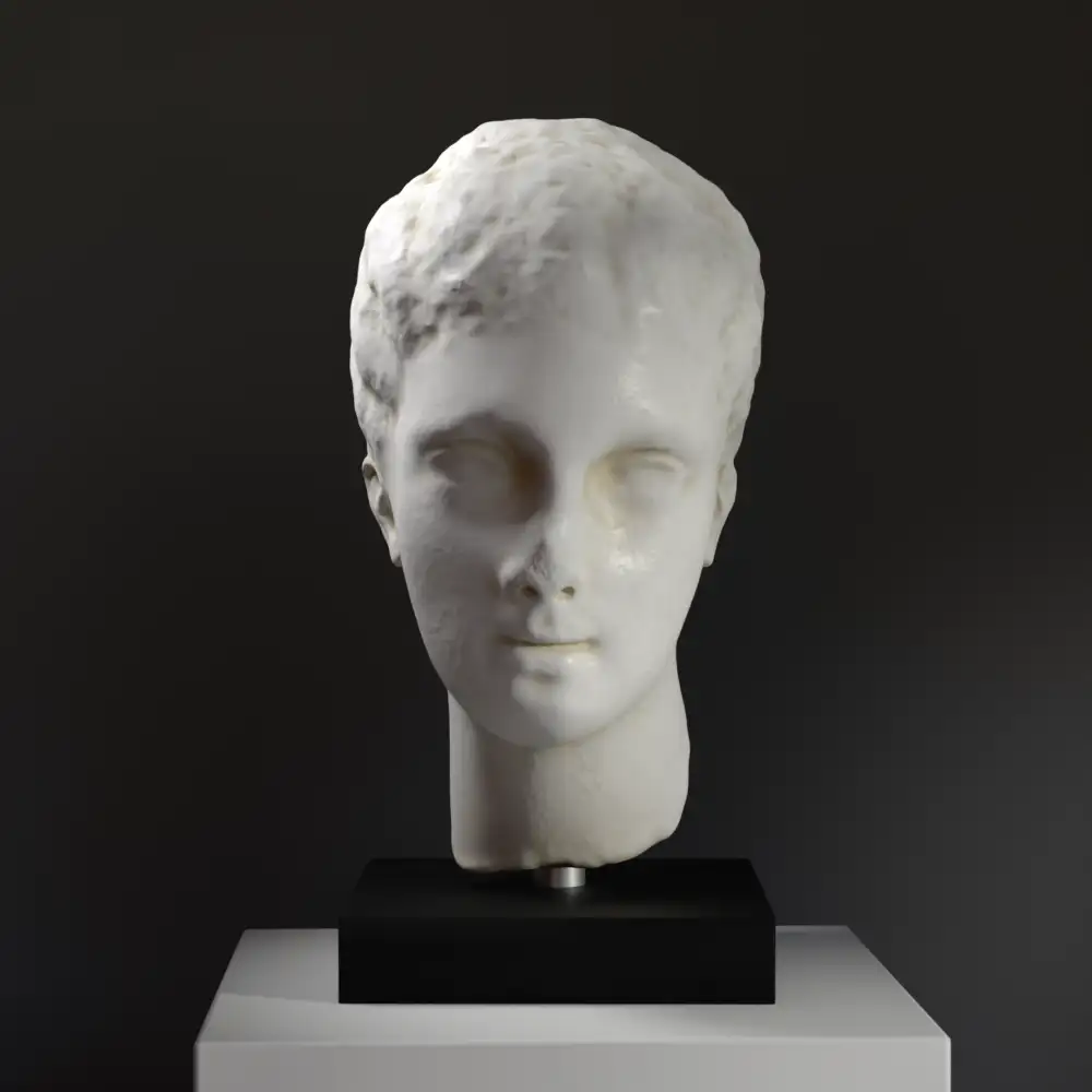 Büste eines griechischen Marmorhaupts einer Frau mit lockigem Haar und sanften Gesichtszügen.