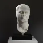 Büste eines römischen Mannes aus hochwertigem Resin mit Marmor- und Bronze-Effekt.