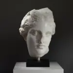 Büste einer Statue von Aphrodite mit filigranen Details und eleganter Patina.