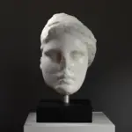 Büste einer überlebensgroßen Statue von Demeter mit detaillierten Merkmalen.